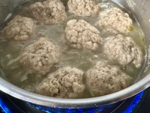 gotowanie pulpecików w sosie serowym pod przykryciem