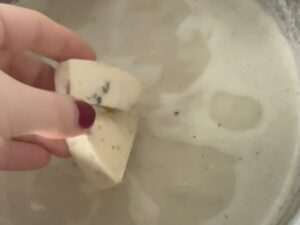 dodanie sera do sosu