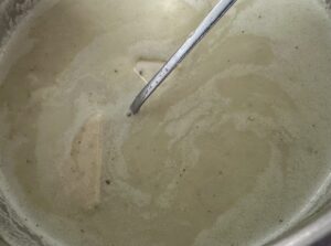 mieszanie sosu serowo ziołowego do pulpecików