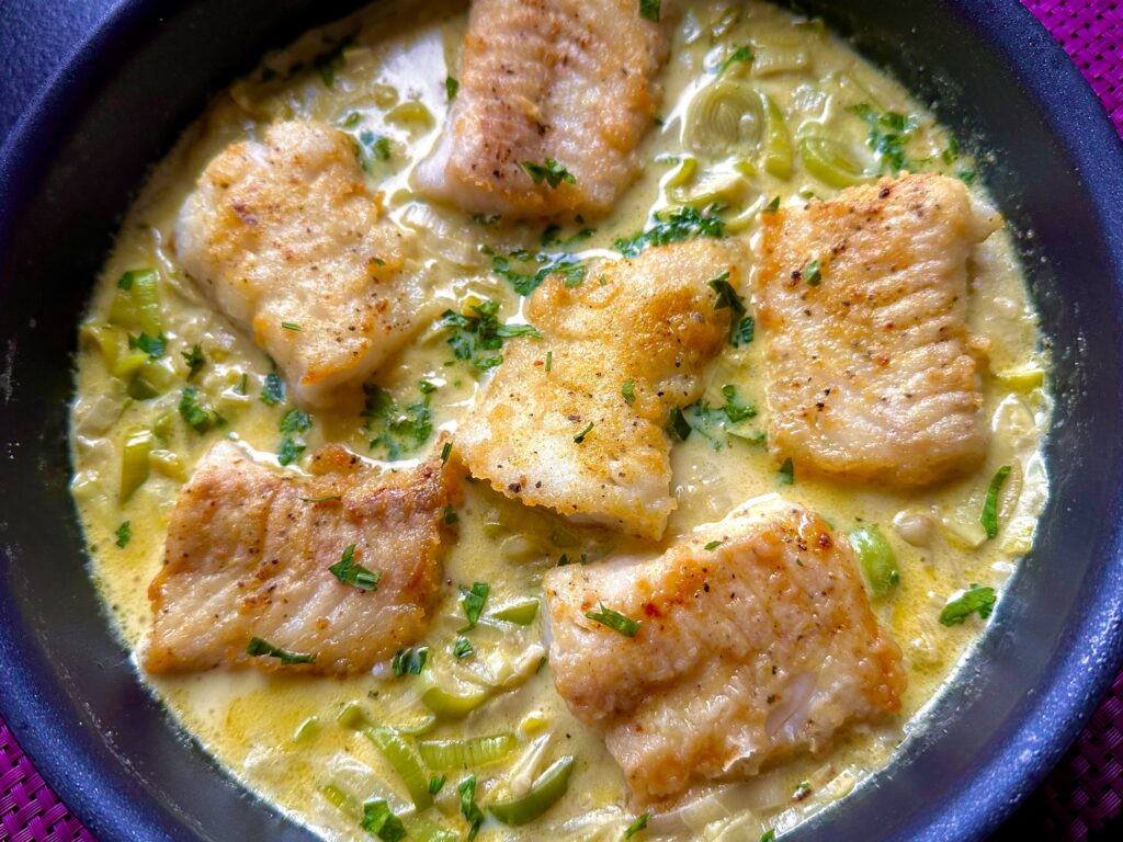 Dorsz w sosie porowym