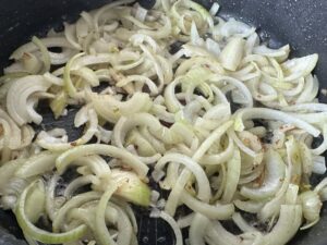 Wieprzowina duszona w szklistym sosie cebulowym - IMG 2288