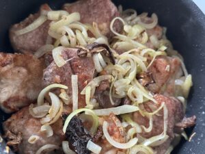 Wieprzowina duszona w szklistym sosie cebulowym - IMG 2292