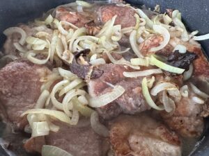 Wieprzowina duszona w szklistym sosie cebulowym - IMG 2294