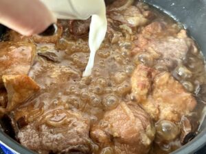 Wieprzowina duszona w szklistym sosie cebulowym - IMG 2326