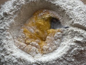 żółtka utarte z cukrem w mącce