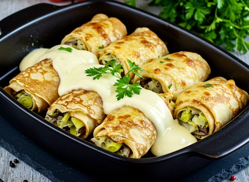 Naleśniki z porem i pieczarkami zapiekane pod beszamelem