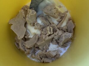 Drożdże ze śmietaną i cukrem