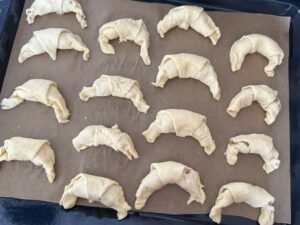 Formowanie rogalików z ciasta