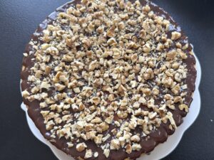 Delikatny sernik z orzechami