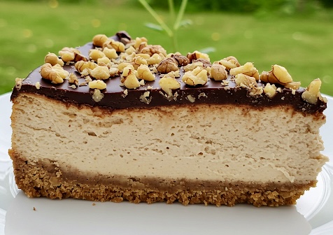 Kremowy sernik z masłem orzechowym
