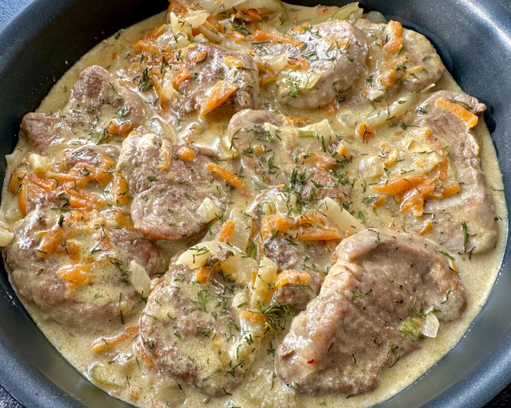 Polędwiczki wieprzowe duszone w kremowym sosie cebulowym