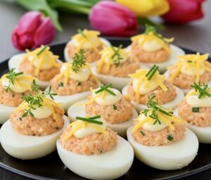 Jajeczka z pastą z łososia - Elegancka i smaczna przekąska, idealna zarówno na święta, jak i inne uroczystości i spotkania.