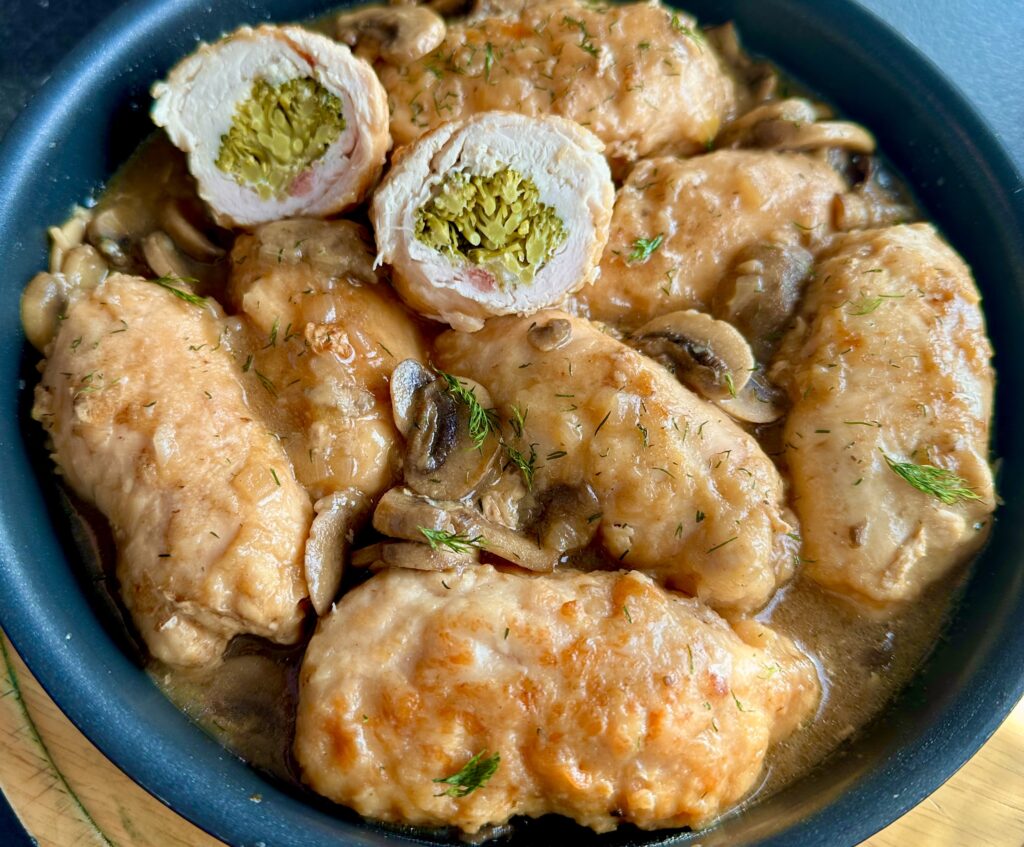 Roladki drobiowe z boczkiem i brokułem