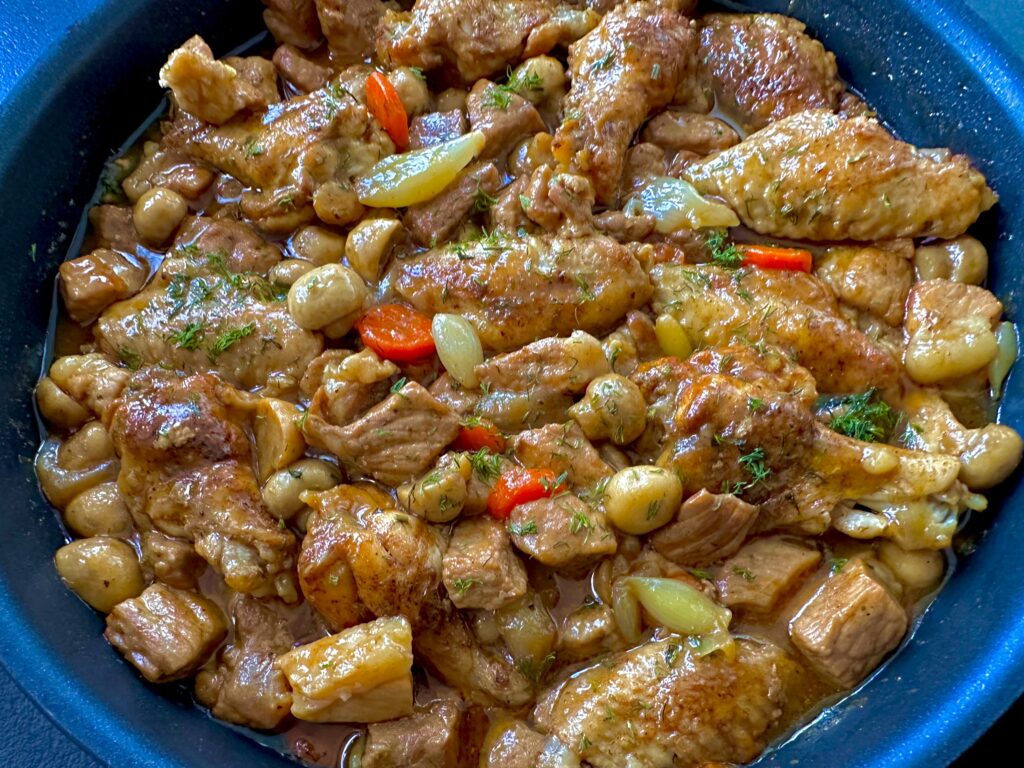 Skrzydełka z wieprzowiną w szklistym sosie pieczeniowym