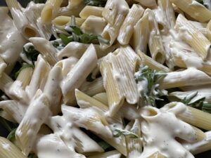 Sałatka makaronowa z łososiem, awokado i aksamitnym sosem - IMG 6586