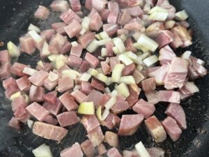 Zasmażana młoda kapusta z boczkiem i klopsikami - IMG 7764