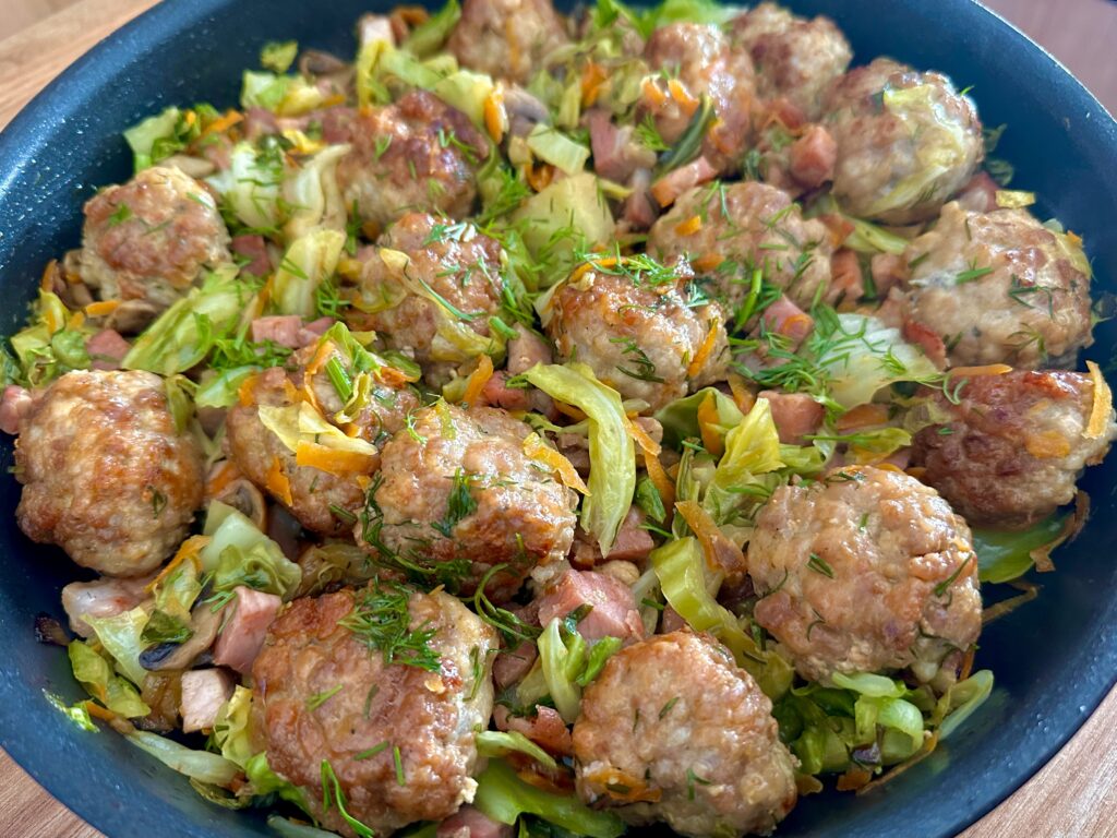 Zasmażana młoda kapusta z boczkiem i klopsikami