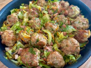 Zasmażana młoda kapusta z boczkiem i klopsikami - IMG 7782