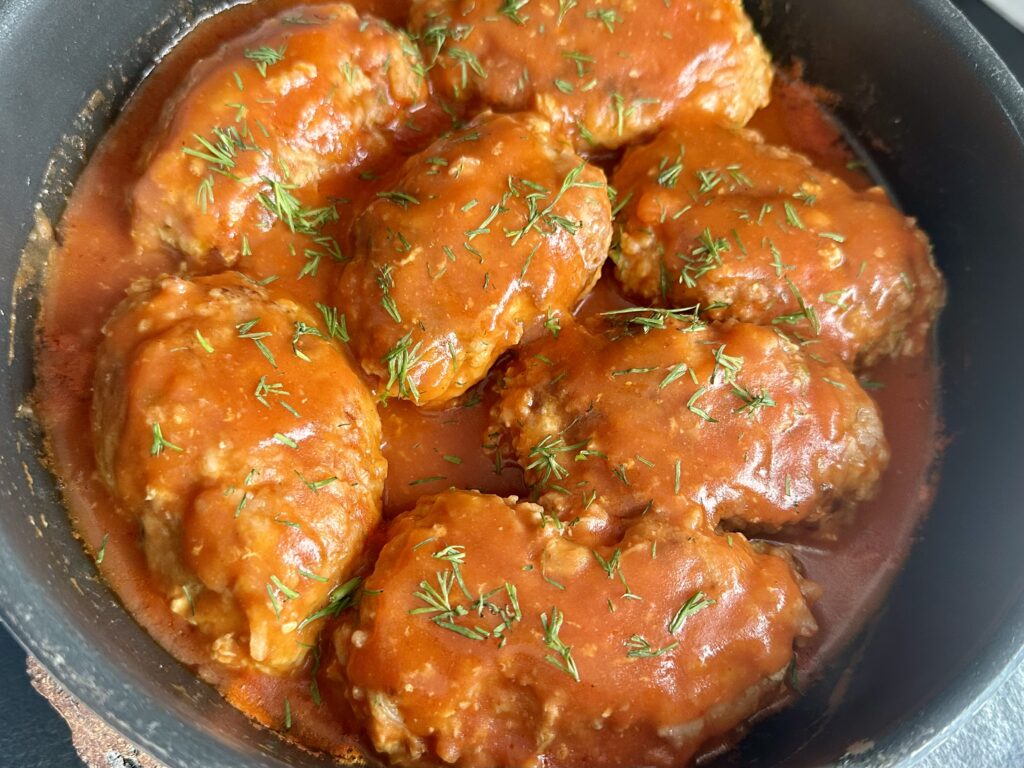 Zraziki z ryżem i młodą kapustą w sosie pomidorowym