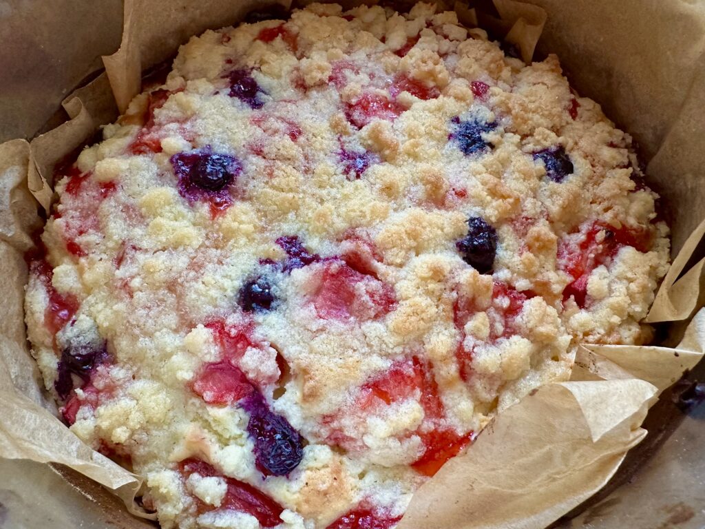 Jogurtowiec z owocami i kruszonką