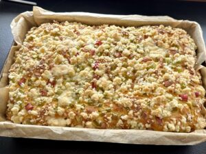 Ciasto drożdżowe z rabarbarem i kruszonką - IMG 8770