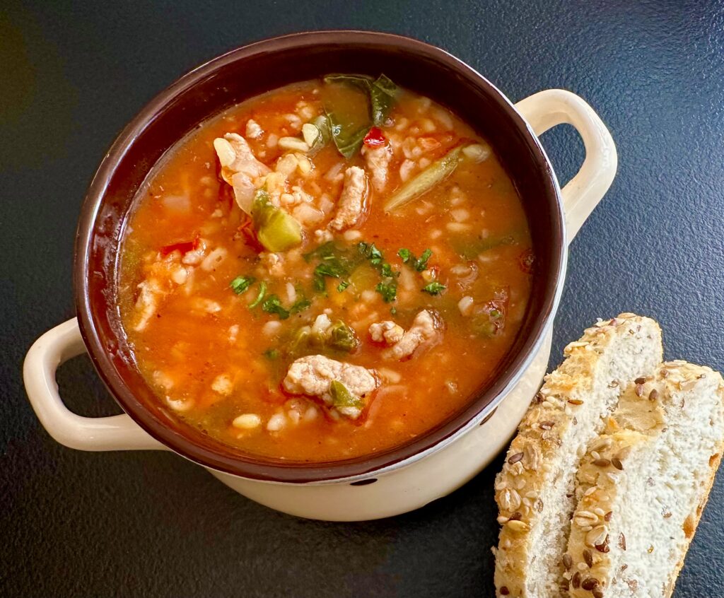 Zupa bulgur z młodą kapustą i mięsem mielonym