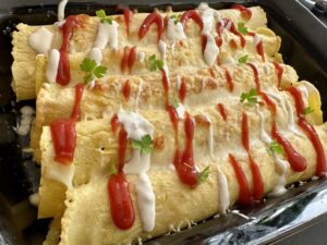 Naleśniczki zapiekane z kurczakiem, idealne danie na sycący obiad lub kolację.