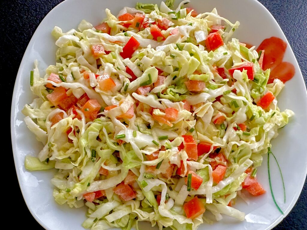 Surówka z młodej kapusty z sosem miodowo-musztardowym