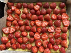 Placek drożdżowy z całymi truskawkami - IMG 0127