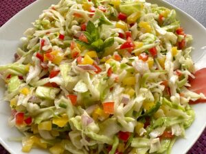 Soczysta surówka z papryką i sosem - IMG 2683