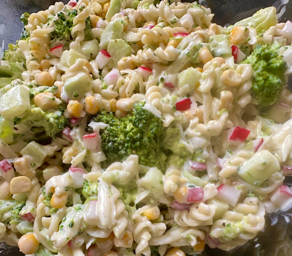 Sałatka makaronowa z brokułem i fajnym sosem