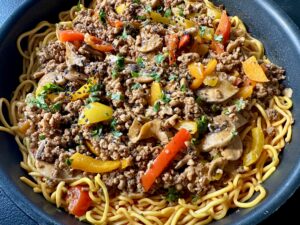 Makaron stir-fry z mieloną wołowiną, papryką i pieczarkami - IMG 3333