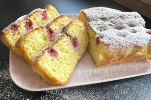 Babka jogurtowa z malinami - IMG 6810