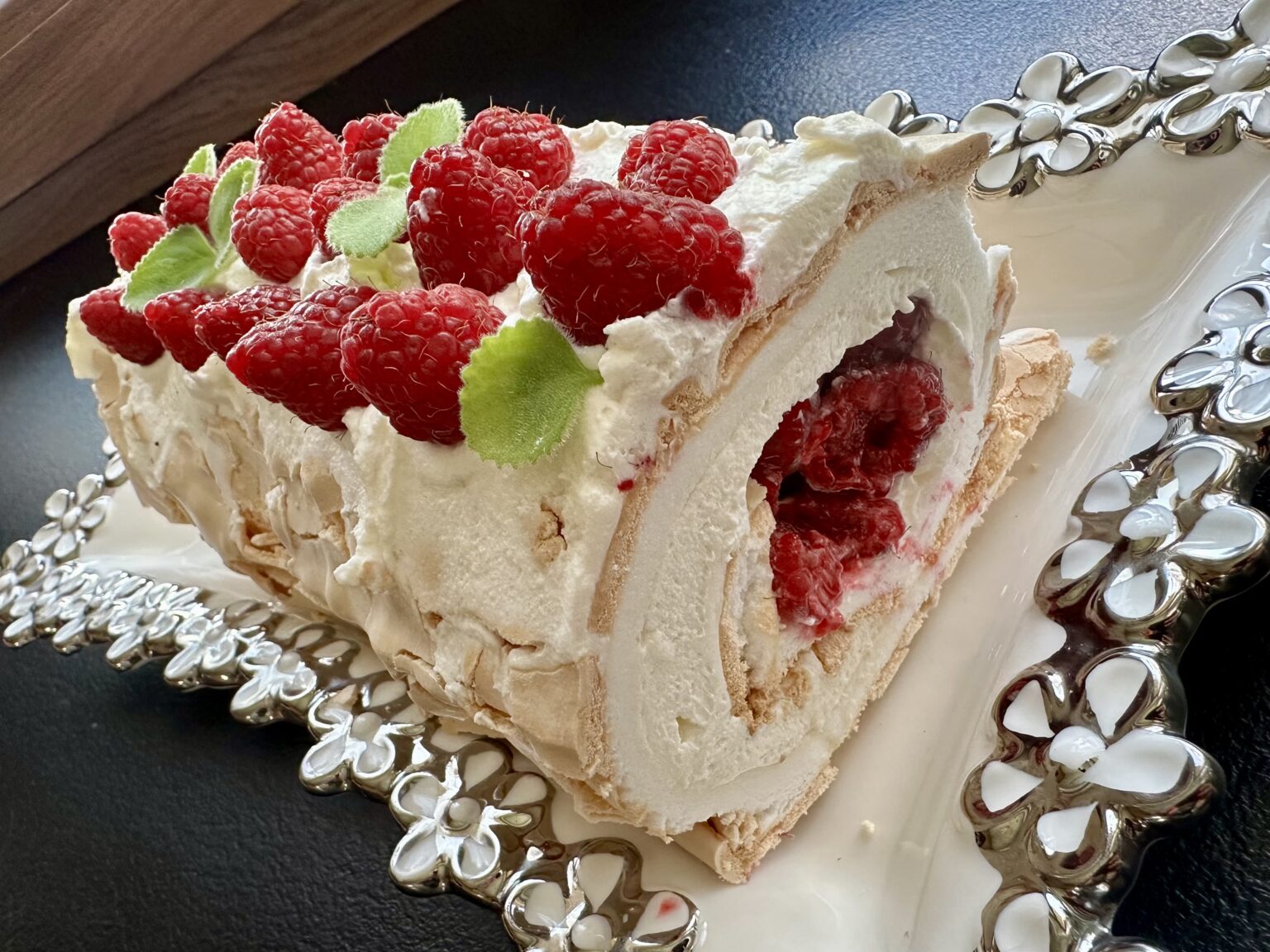 Beza zwijana z kremem i malinami - IMG 6842