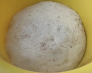 Ciasto na rogaliki w trakcie przygotowania