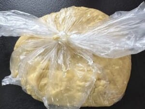 Wyrobione ciasto w woreczku foliowym