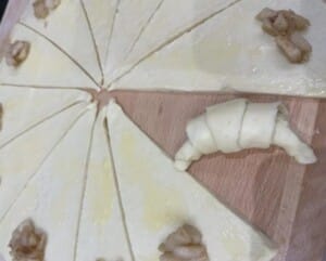 Zawijamy ciasto tworząc rogaliki z nadzieniem