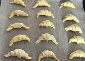 Gotowe rogaliki przygotowane do pieczenia