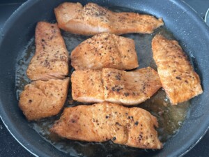 Pstrąg tęczowy w kremowym sosie śmietanowo-szpinakowym - IMG 8787