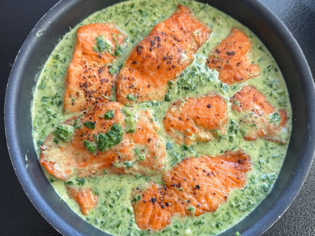 Pstrąg tęczowy w kremowym sosie śmietanowo-szpinakowym