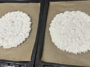 Tort bezowy z mrożonymi jagodami - IMG 0123