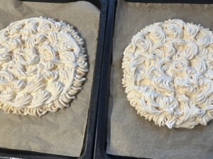 Tort bezowy z mrożonymi jagodami - IMG 0151