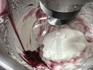 Tort bezowy z mrożonymi jagodami - IMG 0341