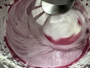 Tort bezowy z mrożonymi jagodami - IMG 0344