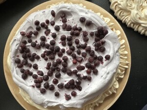 Tort bezowy z mrożonymi jagodami - IMG 0347