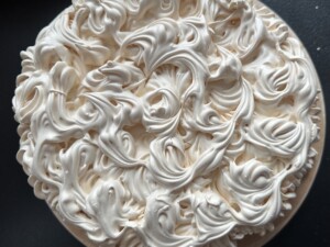 Tort bezowy z mrożonymi jagodami - IMG 0348