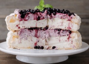 Tort bezowy z mrożonymi jagodami - IMG 0356