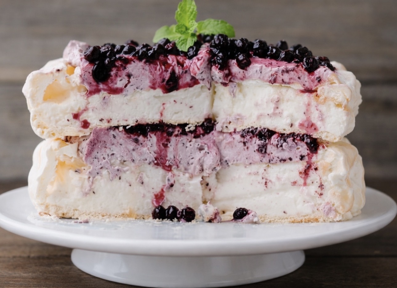 Tort bezowy z mrożonymi jagodami - IMG 0356