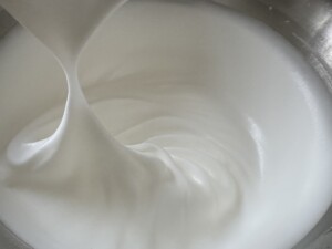 Sernik Biały Puch z brzoskwiniami - IMG 8760