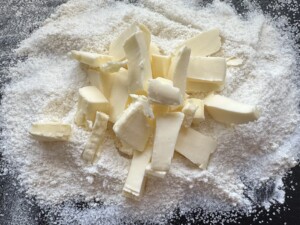 Ciasto maślankowe z mrożonymi malinami - IMG 2247